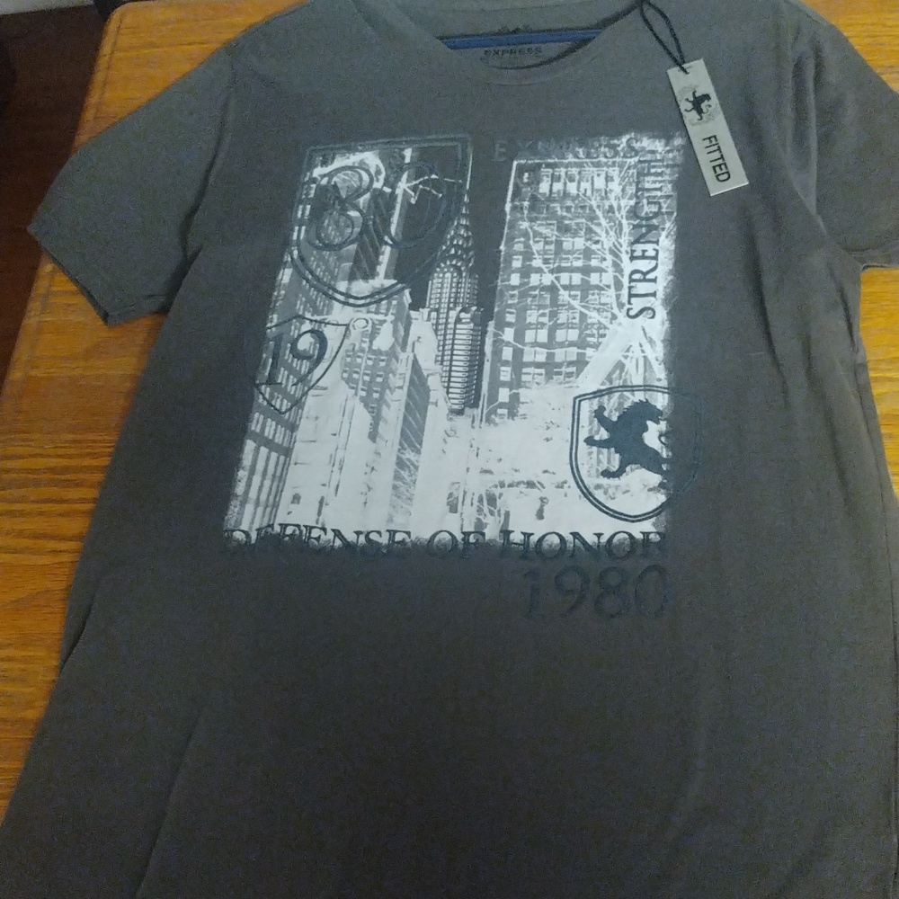 Express fitted tee for men size large